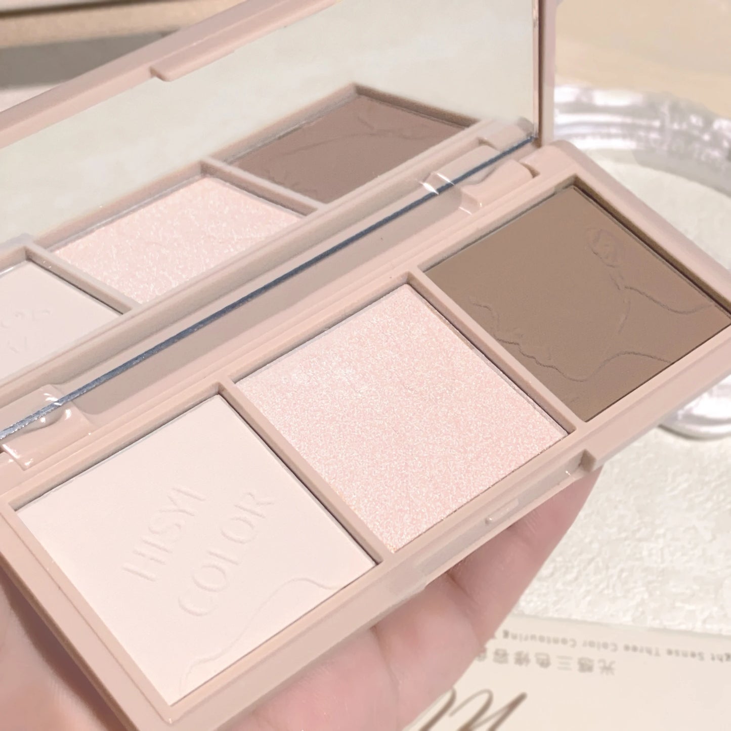 Three color contouring palette: contour and apply eyeshadow to freely create natural nude makeup with light and shadow