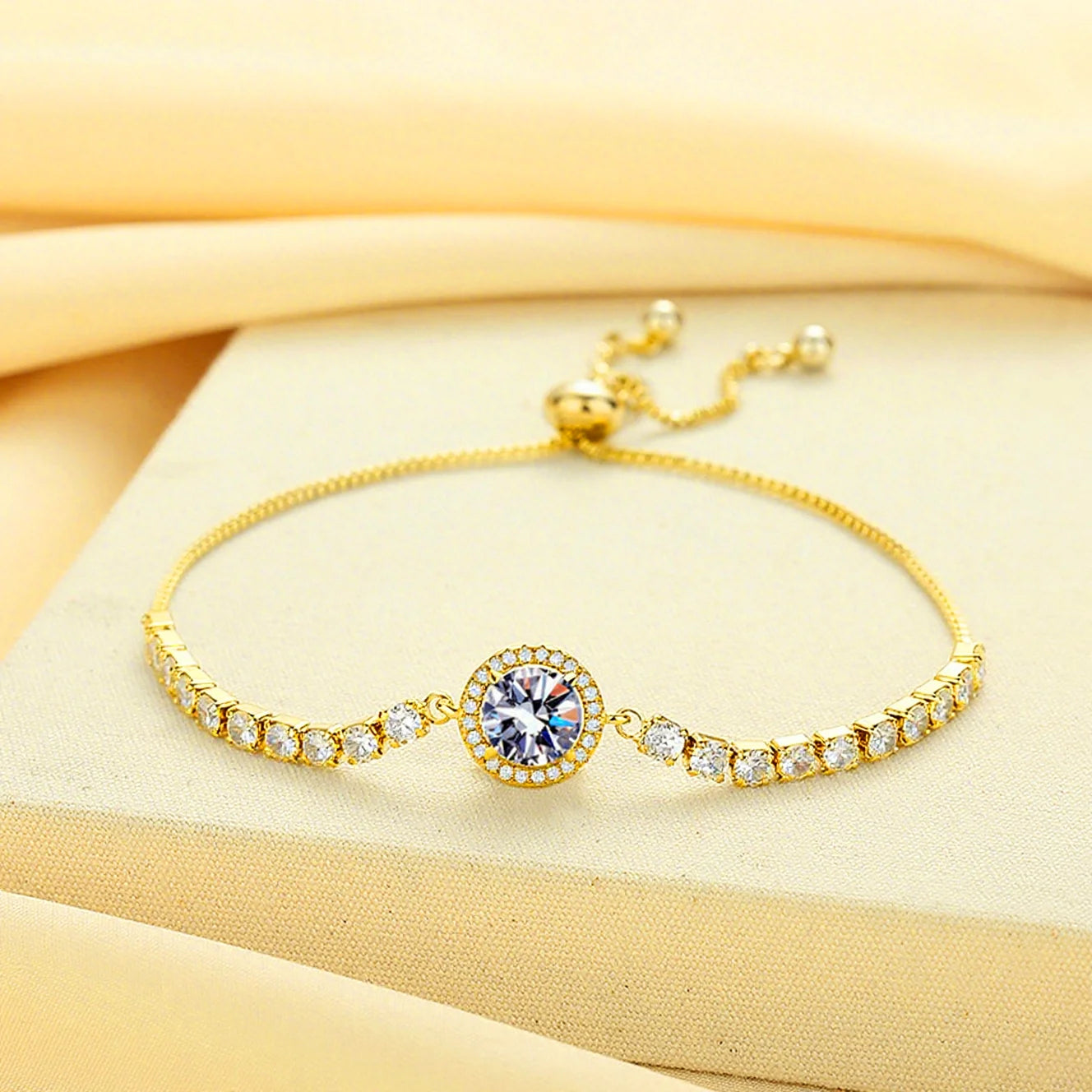 A simple luxurious women's bracelet with synthetic zircon, imitation moissanite—versatile, round-pouch, drawstring-adjustable.