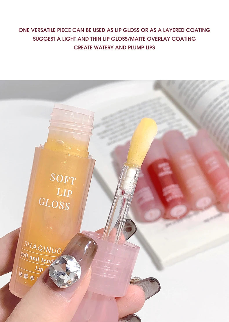 Lightweight and plump lip balm with a glossy mirror finish. The glass lips are moisturized and moisturized with lip oil
