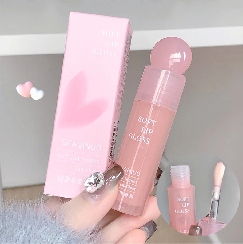Lightweight and plump lip balm with a glossy mirror finish. The glass lips are moisturized and moisturized with lip oil