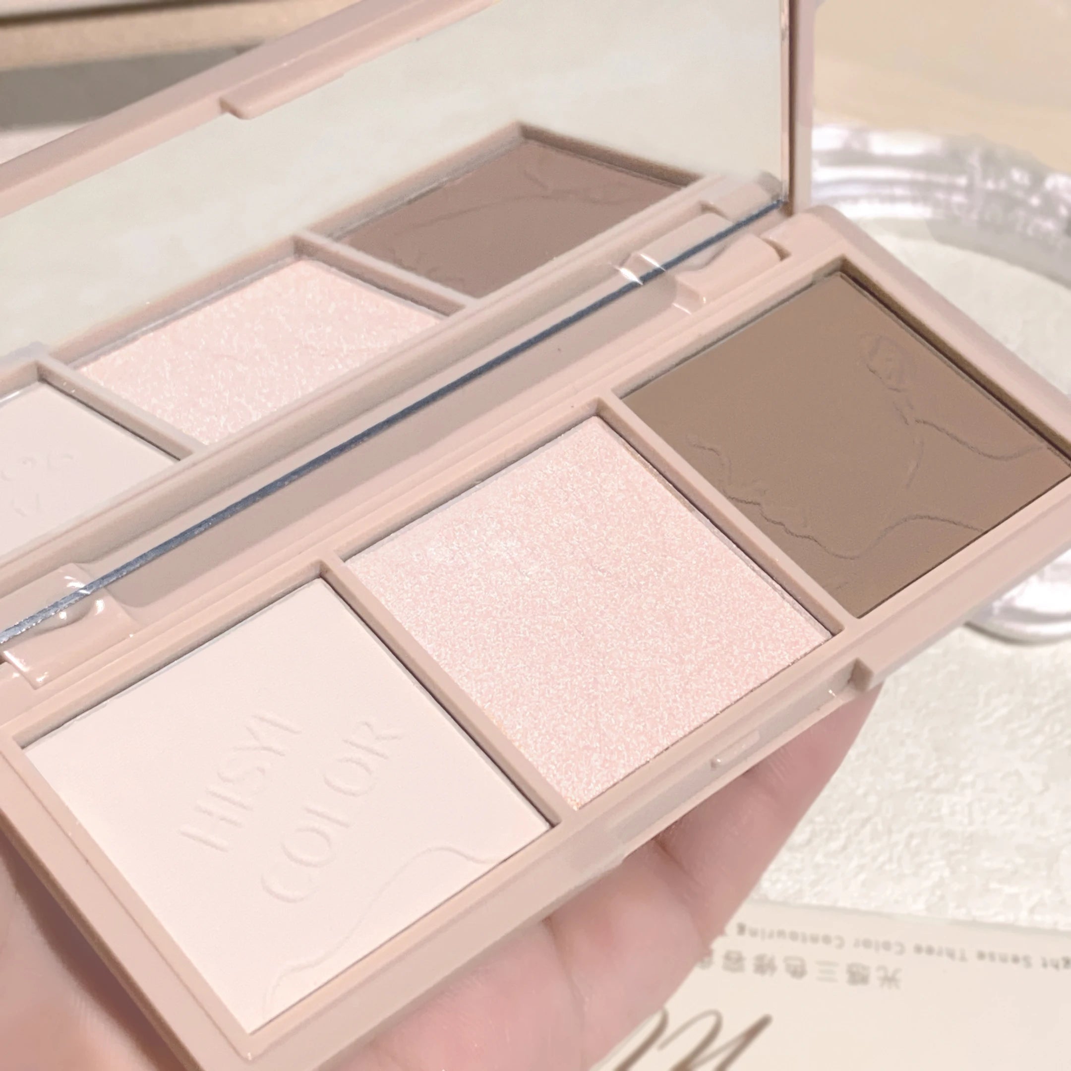 Three color contouring palette: contour and apply eyeshadow to freely create natural nude makeup with light and shadow