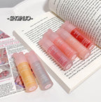 Lightweight and plump lip balm with a glossy mirror finish. The glass lips are moisturized and moisturized with lip oil