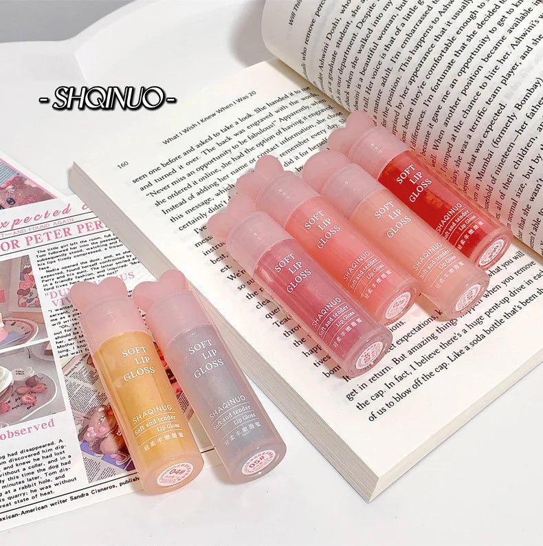 Lightweight and plump lip balm with a glossy mirror finish. The glass lips are moisturized and moisturized with lip oil