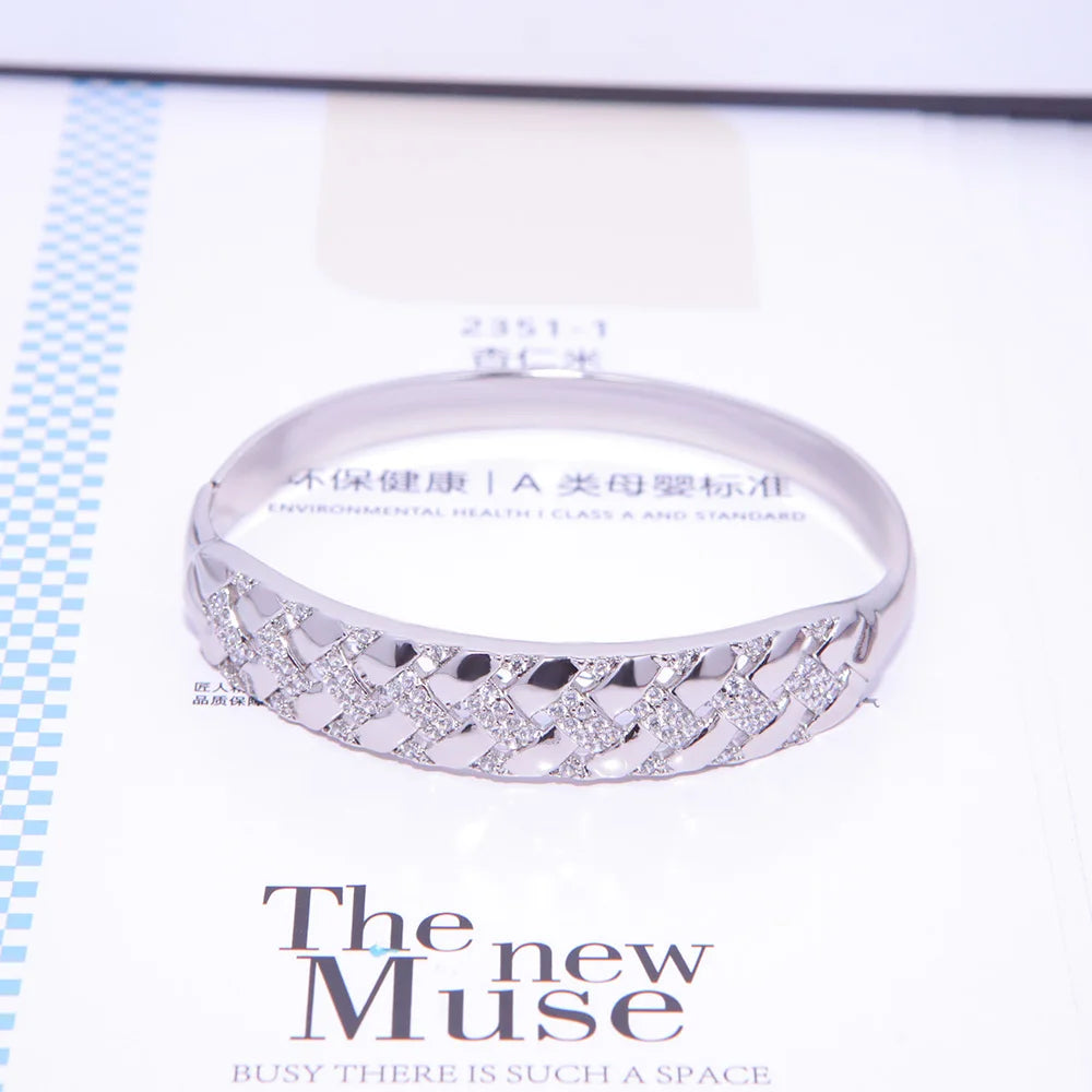 The luxurious golden geometric bracelet collection is an accessory for women's wedding parties and a gift for Nigerian brides' w
