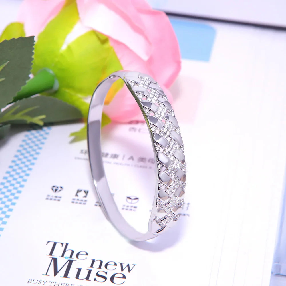 The luxurious golden geometric bracelet collection is an accessory for women's wedding parties and a gift for Nigerian brides' w
