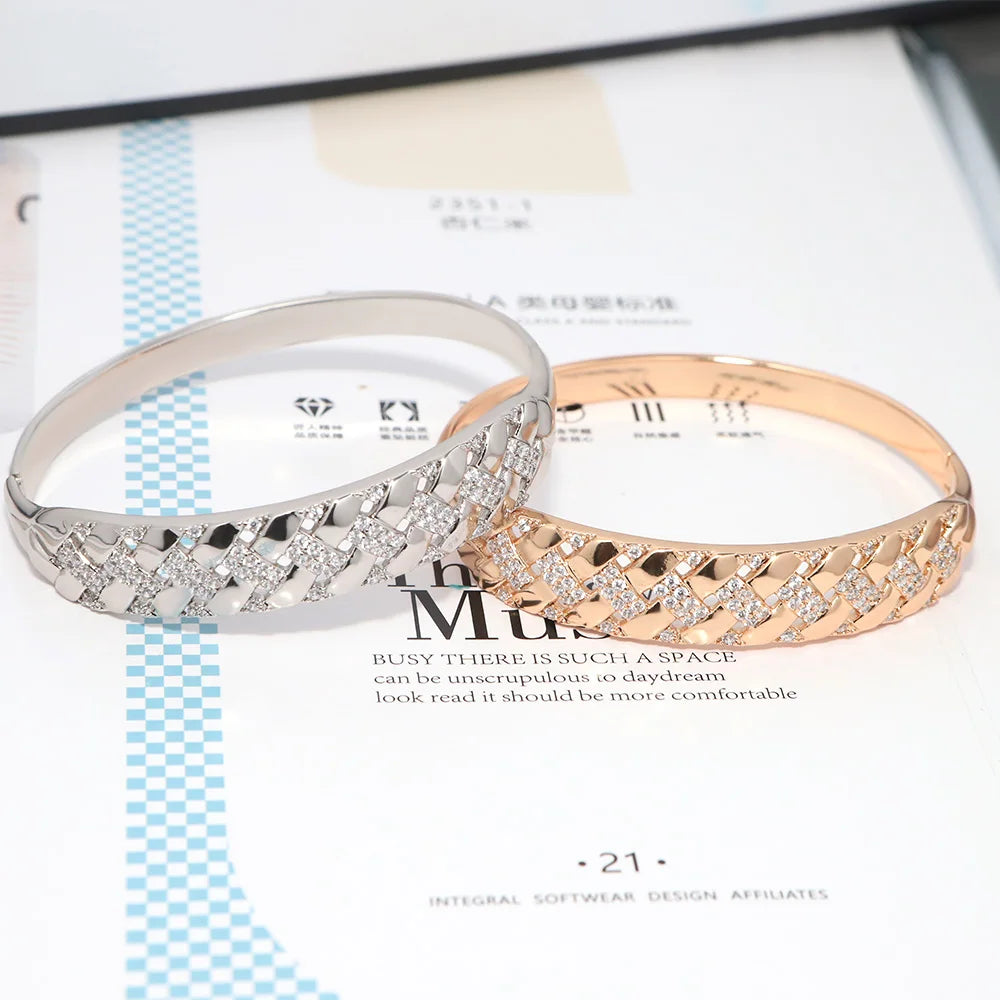 The luxurious golden geometric bracelet collection is an accessory for women's wedding parties and a gift for Nigerian brides' w