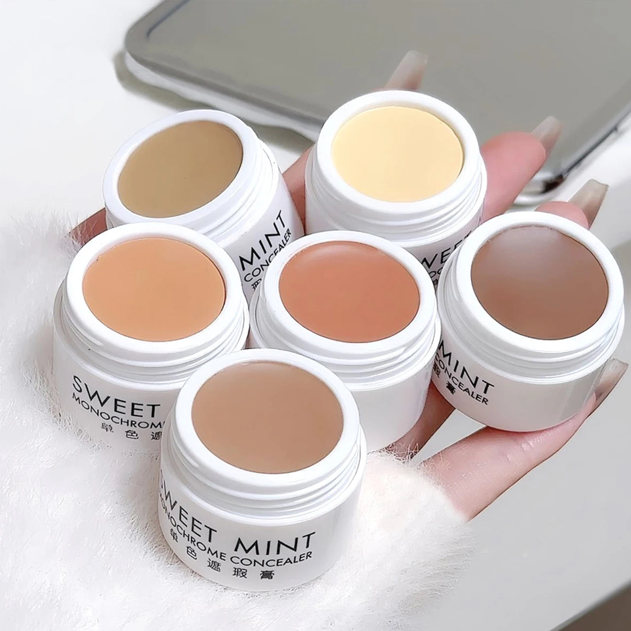 Monochrome Concealer Face concealer Concealer hides dark circles under the eyes and enhances the contour of the face