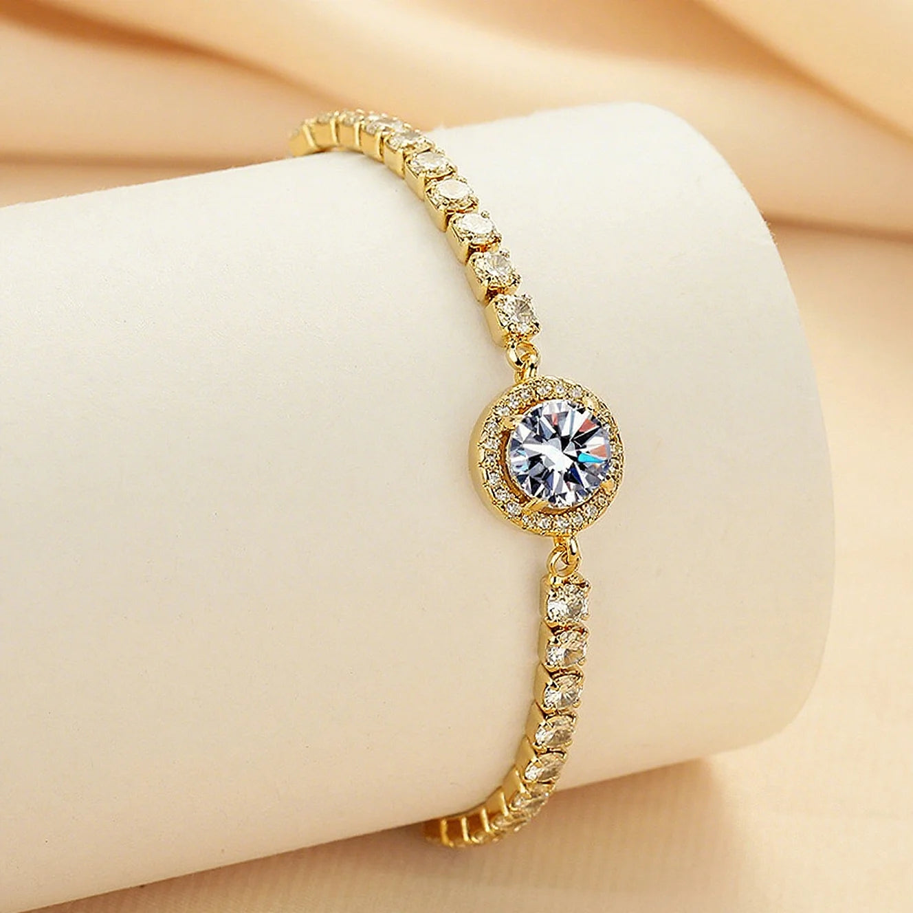 A simple luxurious women's bracelet with synthetic zircon, imitation moissanite—versatile, round-pouch, drawstring-adjustable.