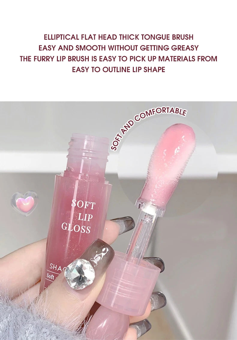 Lightweight and plump lip balm with a glossy mirror finish. The glass lips are moisturized and moisturized with lip oil