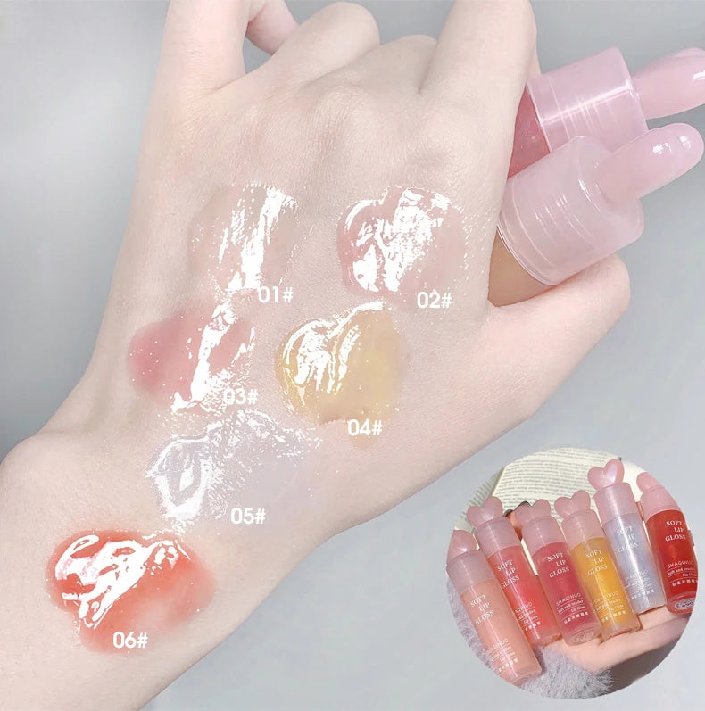 Lightweight and plump lip balm with a glossy mirror finish. The glass lips are moisturized and moisturized with lip oil