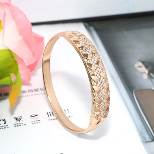 The luxurious golden geometric bracelet collection is an accessory for women's wedding parties and a gift for Nigerian brides' w
