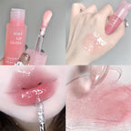 Lightweight and plump lip balm with a glossy mirror finish. The glass lips are moisturized and moisturized with lip oil