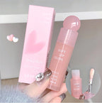 Lightweight and plump lip balm with a glossy mirror finish. The glass lips are moisturized and moisturized with lip oil