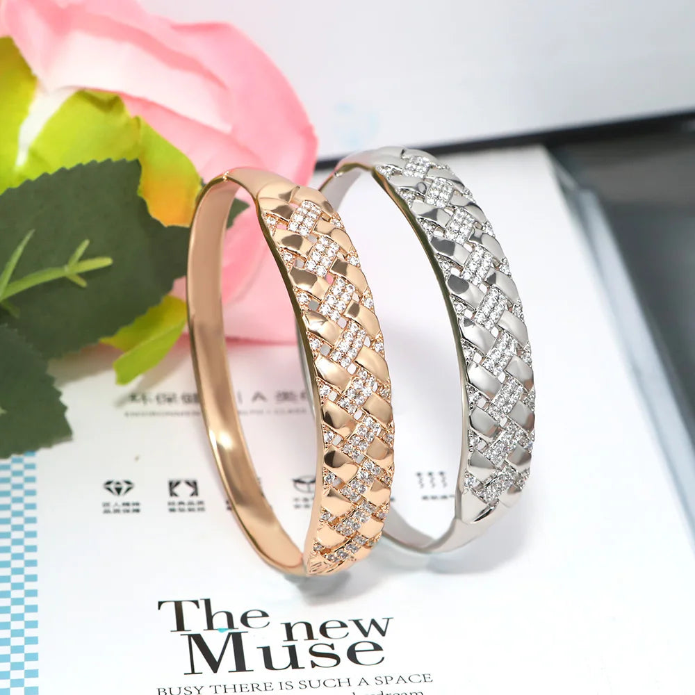 The luxurious golden geometric bracelet collection is an accessory for women's wedding parties and a gift for Nigerian brides' w