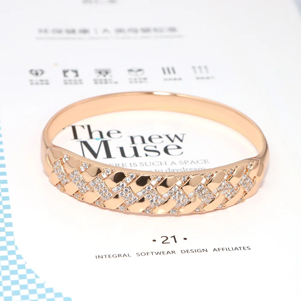 The luxurious golden geometric bracelet collection is an accessory for women's wedding parties and a gift for Nigerian brides' w