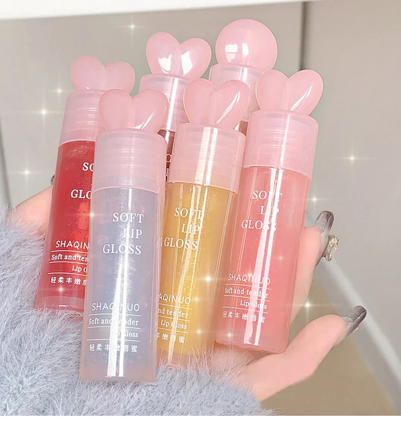 Lightweight and plump lip balm with a glossy mirror finish. The glass lips are moisturized and moisturized with lip oil