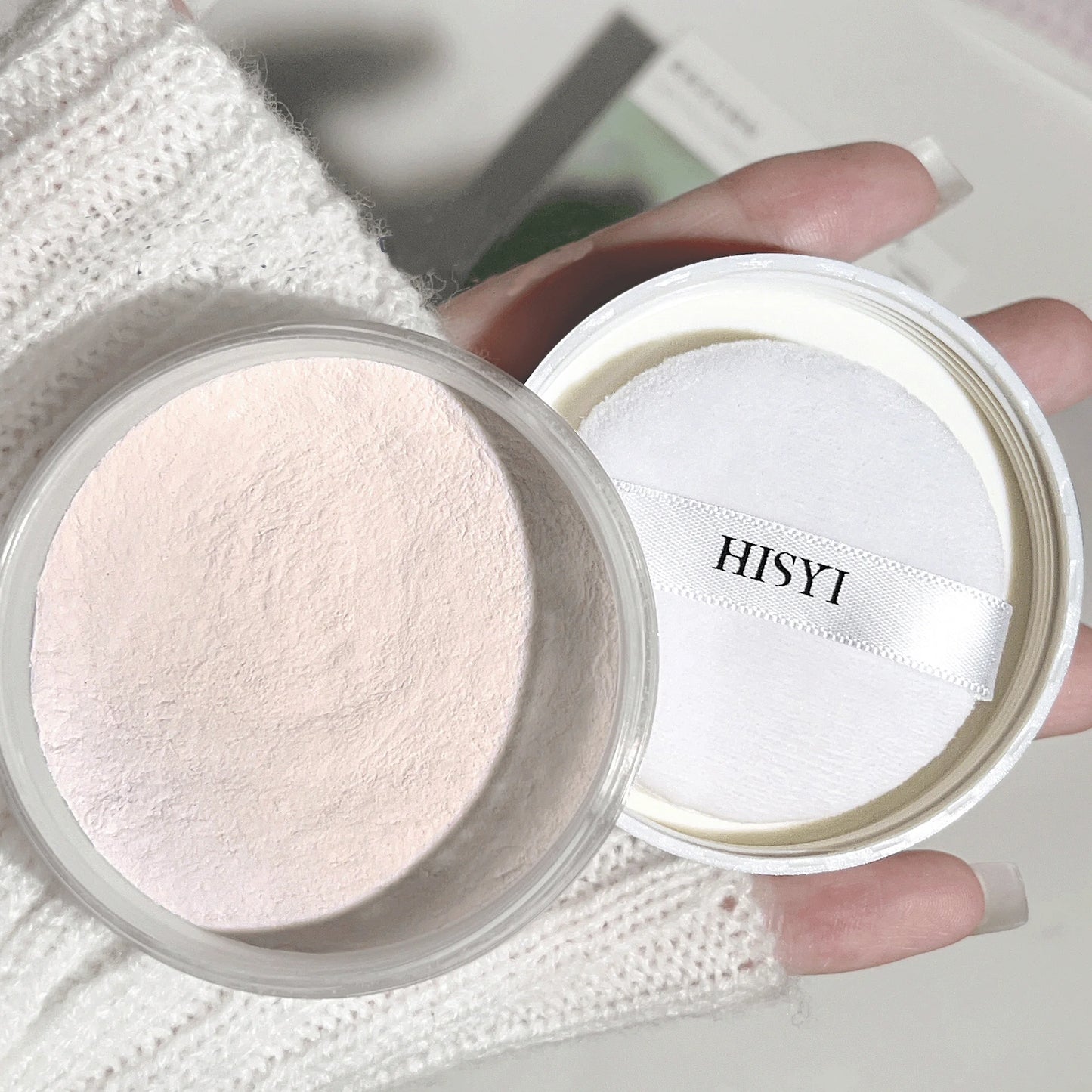 Waterproof and sweat-proof loose powder, brightens complexion with highlighting and whitening effects, matte finish.